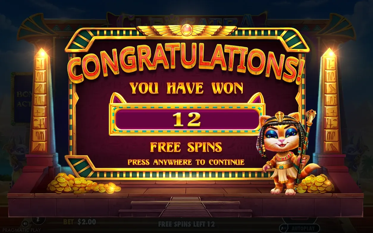 Schermata di congratulazioni: 12 free spin vinti, Cleocatra regge uno scettro dorato