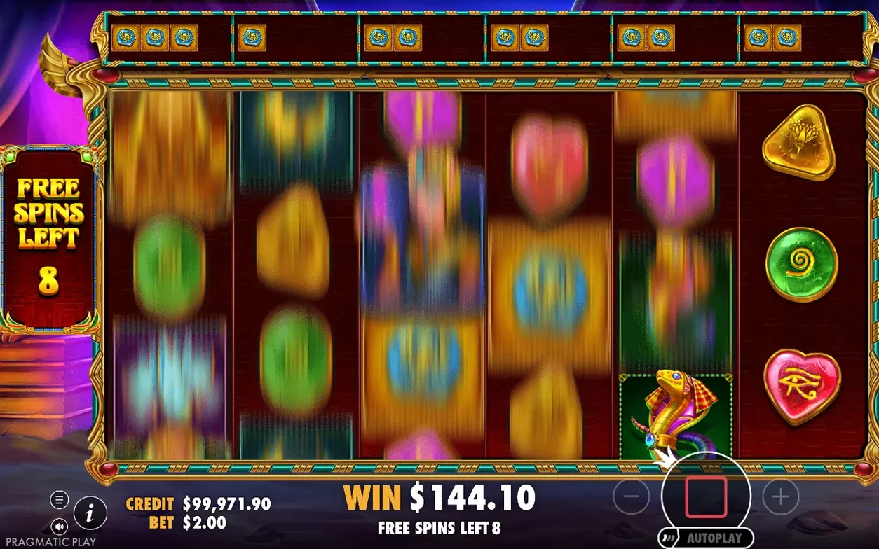 Rulli sfocati in movimento durante i free spin: vincita $144.10, giri rimasti 8, simboli egizi visibili